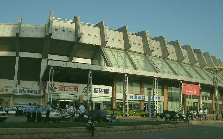 高海拔球场与山脉背景实拍(温度与湿度:恢复窗口更重要)