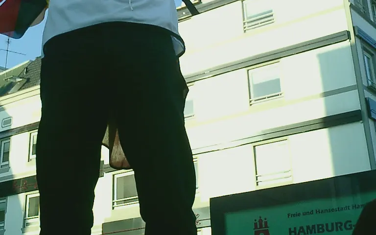 联赛积分榜特写与球队在看台下庆祝的画面(总进球、附加赛与