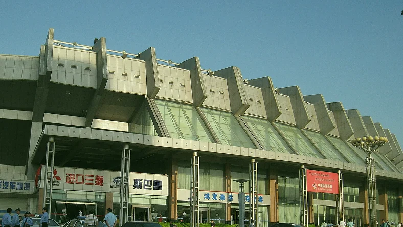 清晨训练基地器材室与球员背包实拍（下午训练结构）